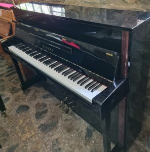 Yamaha Upright Piano (698)