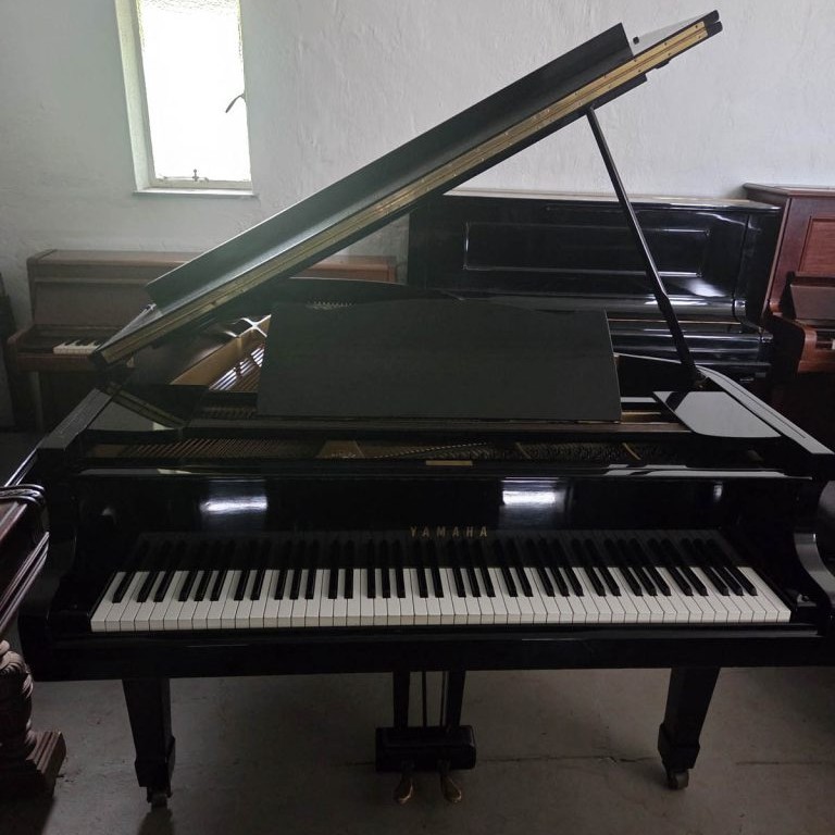 Yamaha Grand Piano (921)