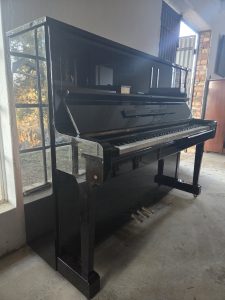 Yamaha Upright Piano (643)