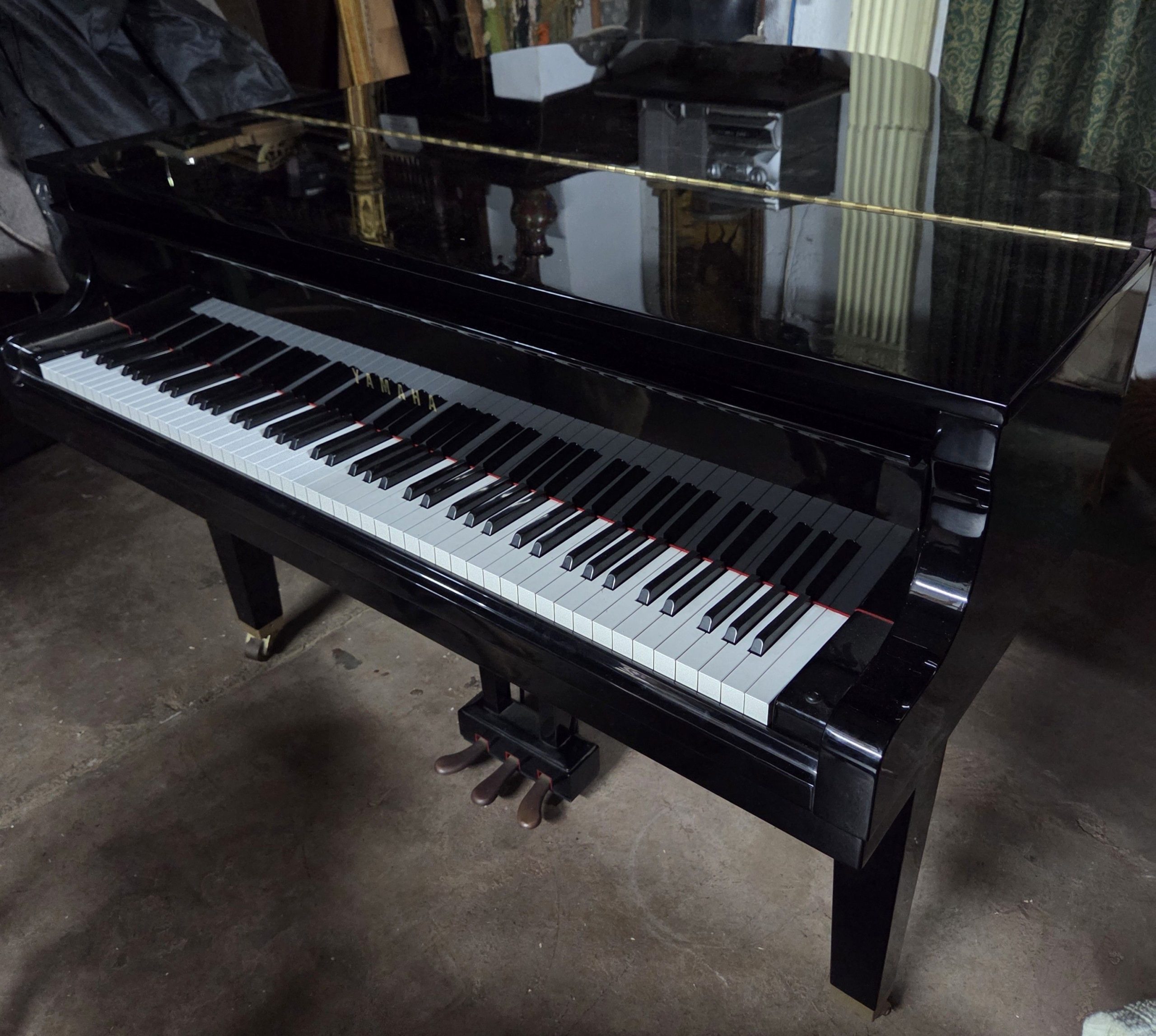 Yamaha Grand Piano (913)